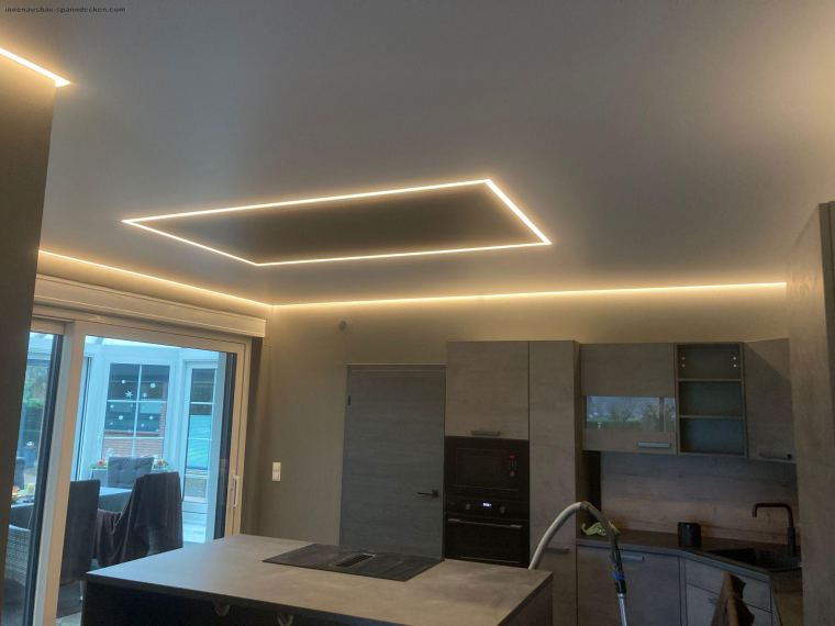 Satinierte Spanndecke in einer modernen Küche mit Lichtlinien