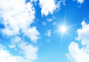 Sonnendurchflutete Spanndecke mit malerischen Wolkenmotiven